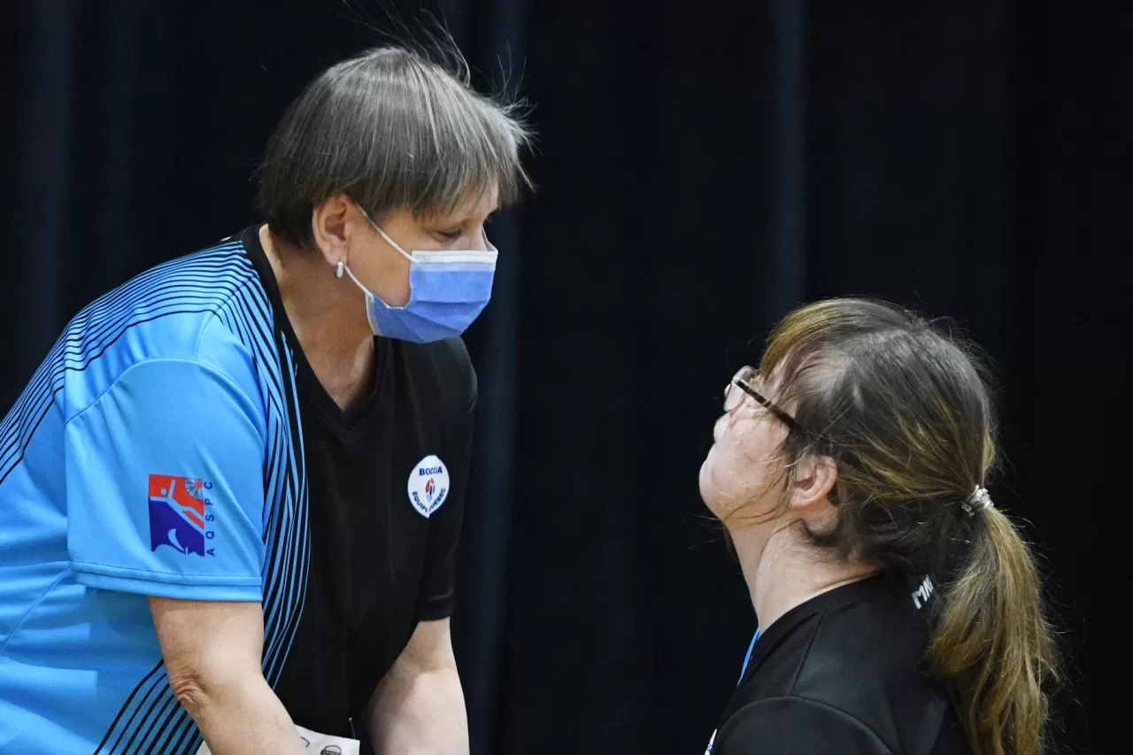 Justine Bureau and Chantale Fournier illustrate the sport assistant role on AQSPC’s careers page.