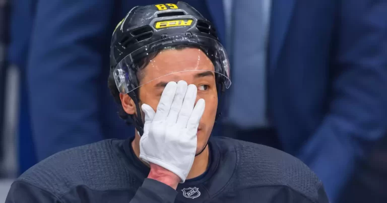 Featured image for Why Kiefer Sherwood Wears a White Glove on the Bench